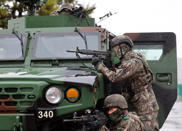 21일 오후 인천 송도 한국가스안전공사 인천기지본부에서 열린 국가중요시설 통합방호훈련에서 육군 제17사단 장병들이 작전을 펼치고 있다. 2024.2.21  연합뉴스