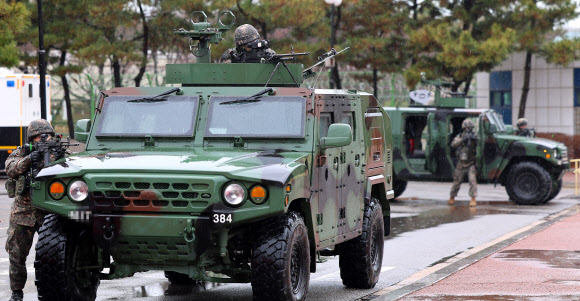 21일 오후 인천 송도 한국가스안전공사 인천기지본부에서 열린 국가중요시설 통합방호훈련에서 육군 제17사단 장병들이 작전을 펼치고 있다. 2024.2.21  연합뉴스