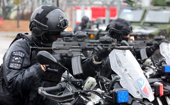 21일 오후 인천 송도 한국가스안전공사 인천기지본부에서 열린 국가중요시설 통합방호훈련에서 육군 제17사단 장병들이 작전을 펼치고 있다. 2024.2.21  연합뉴스