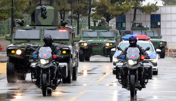 21일 오후 인천 송도 한국가스안전공사 인천기지본부에서 열린 국가중요시설 통합방호훈련에서 육군 제17사단 장병들이 작전을 펼치고 있다. 2024.2.21  연합뉴스