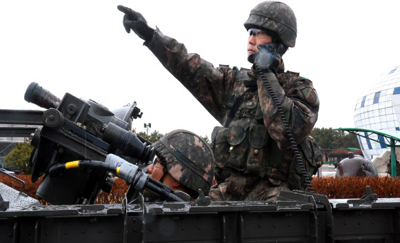 21일 오후 인천 송도 한국가스안전공사 인천기지본부에서 열린 국가중요시설 통합방호훈련에서 육군 제17사단 장병들이 작전을 펼치고 있다. 2024.2.21  연합뉴스