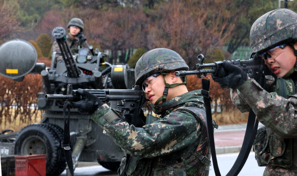 21일 오후 인천 송도 한국가스안전공사 인천기지본부에서 열린 국가중요시설 통합방호훈련에서 육군 제17사단 장병들이 작전을 펼치고 있다. 2024.2.21  연합뉴스