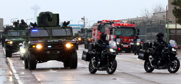 21일 오후 인천 송도 한국가스안전공사 인천기지본부에서 열린 국가중요시설 통합방호훈련에서 육군 제17사단 장병들이 작전을 펼치고 있다. 2024.2.21  연합뉴스