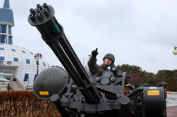 21일 오후 인천 송도 한국가스안전공사 인천기지본부에서 열린 국가중요시설 통합방호훈련에서 육군 제17사단 장병들이 작전을 펼치고 있다. 2024.2.21  연합뉴스