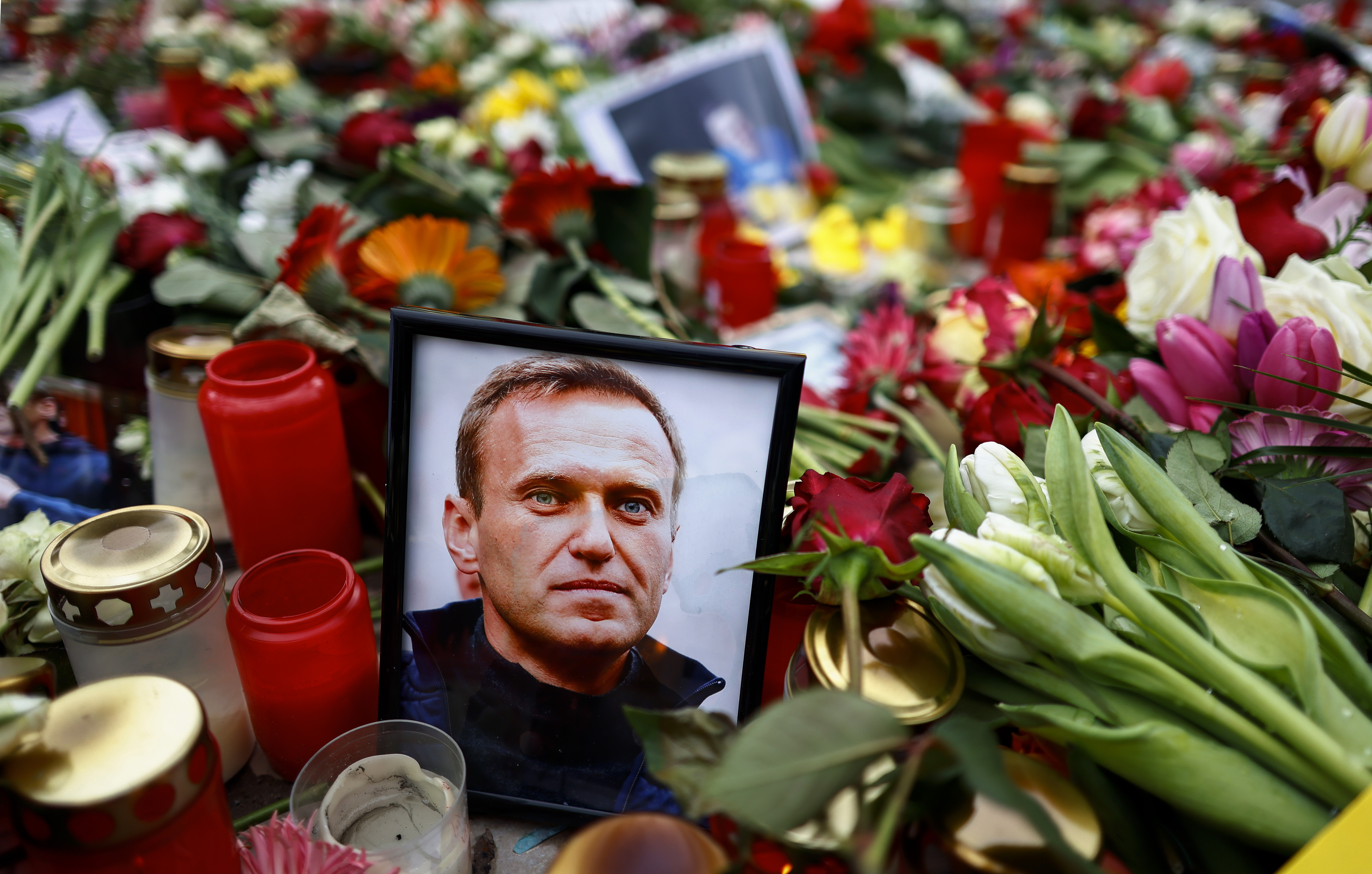 21일(현지시간) 독일 베를린 러시아 대사관 근처에 마련된 알렉세이 나발니의 빈소에서 그의 사진이 꽃다발 속에 놓여 있다. 2024.2.21. 베를린 EPA 연합뉴스