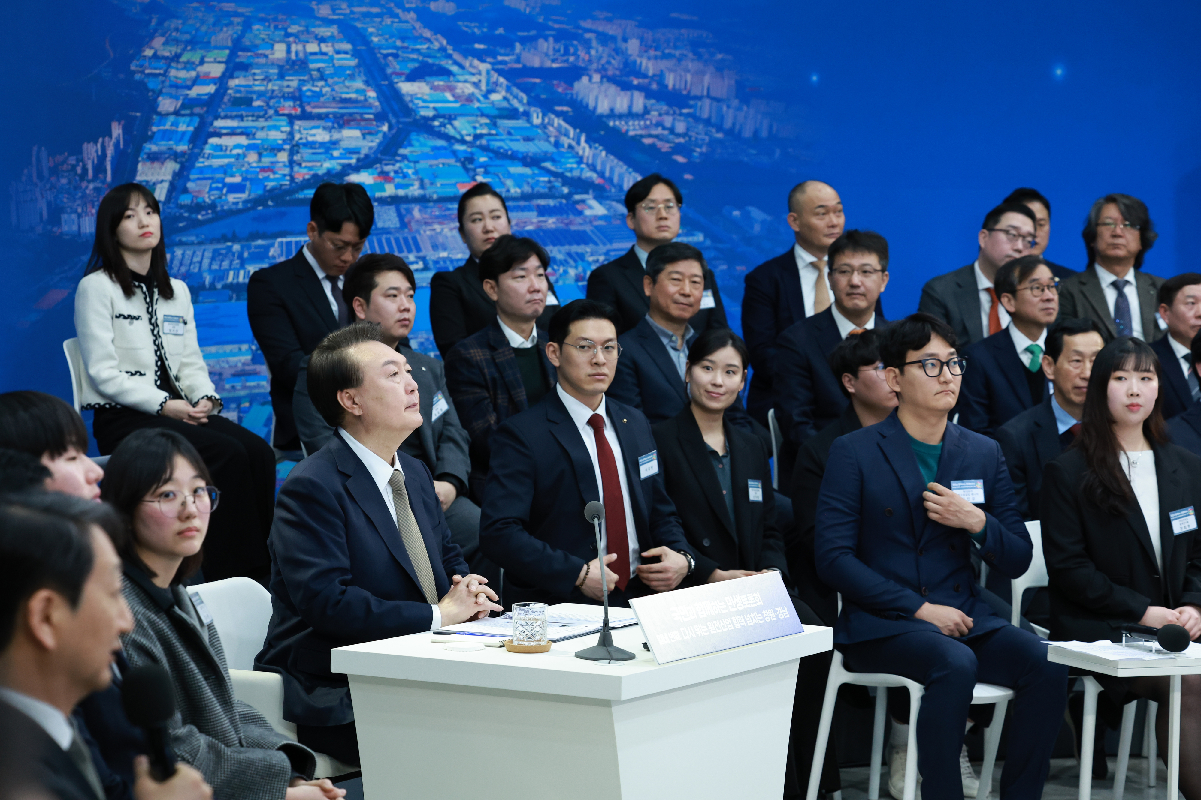 윤석열 대통령이 22일 경남 창원시 경남도청에서 ‘다시 뛰는 원전산업 활력 넘치는 창원·경남’을 주제로 열린 열네 번째 ‘국민과 함께하는 민생토론회’에서 안덕근 산업통상자원부 장관의 주제 발표를 듣고 있다. 2024.2.22 창원 연합뉴스