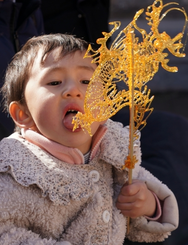 한 중국 어린이가 용 모양의 설탕 과자를 맛보고 있다. 중무 신화 연합뉴스