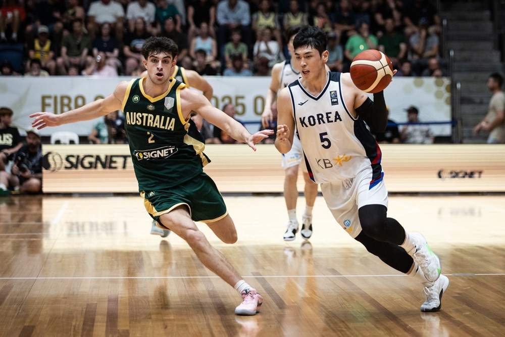 한국 남자농구 국가대표 변준형이 22일 호주 벤디고의 레드 에너지 아레나에서 열린 2025 국제농구연맹(FIBA) 아시아컵 예선 A조 1차전 호주와의 경기에서 드리블하고 있다. 국제농구연맹 제공