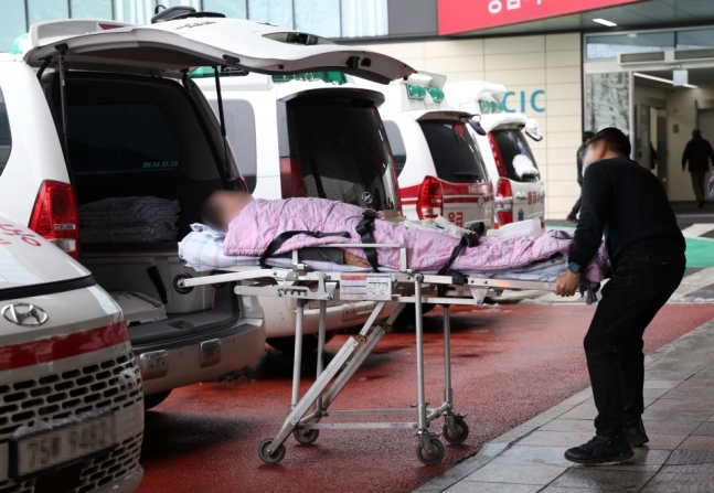 22일 서울 한 대형병원 있던 환자가 다른 병원으로 전원되고 있다. 연합뉴스