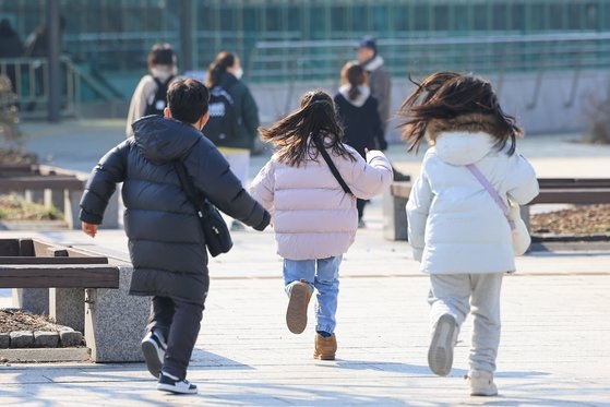 서울 용산구 국립중앙박물관을 찾은 어린이들이 이동하고 있다. 저출산 속도가 빨라지면서 최근 10년 사이 우리나라 18세 미만 아동 인구가 200만명 넘게 줄어들었다. 연합뉴스