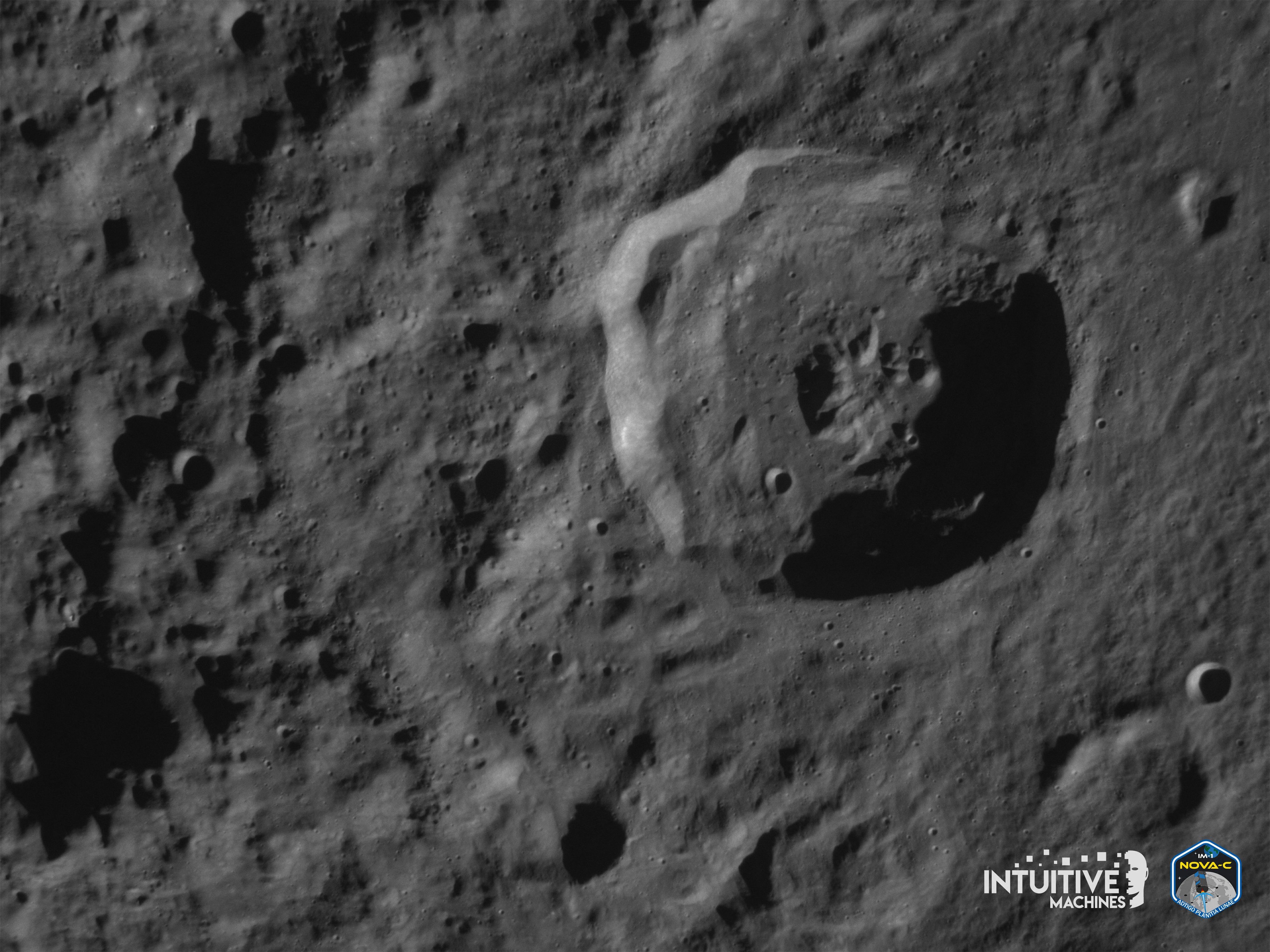 21일(현지시간) 미 우주기업 인튜이티브 머신스가 제공한 이 사진은 달 탐사선 ‘오디세우스’(노바-C)가 촬영해 보낸 달 북쪽 벨코비치 K 분화구 모습을 담고 있다. 2024.2.22 AFP 연합뉴스