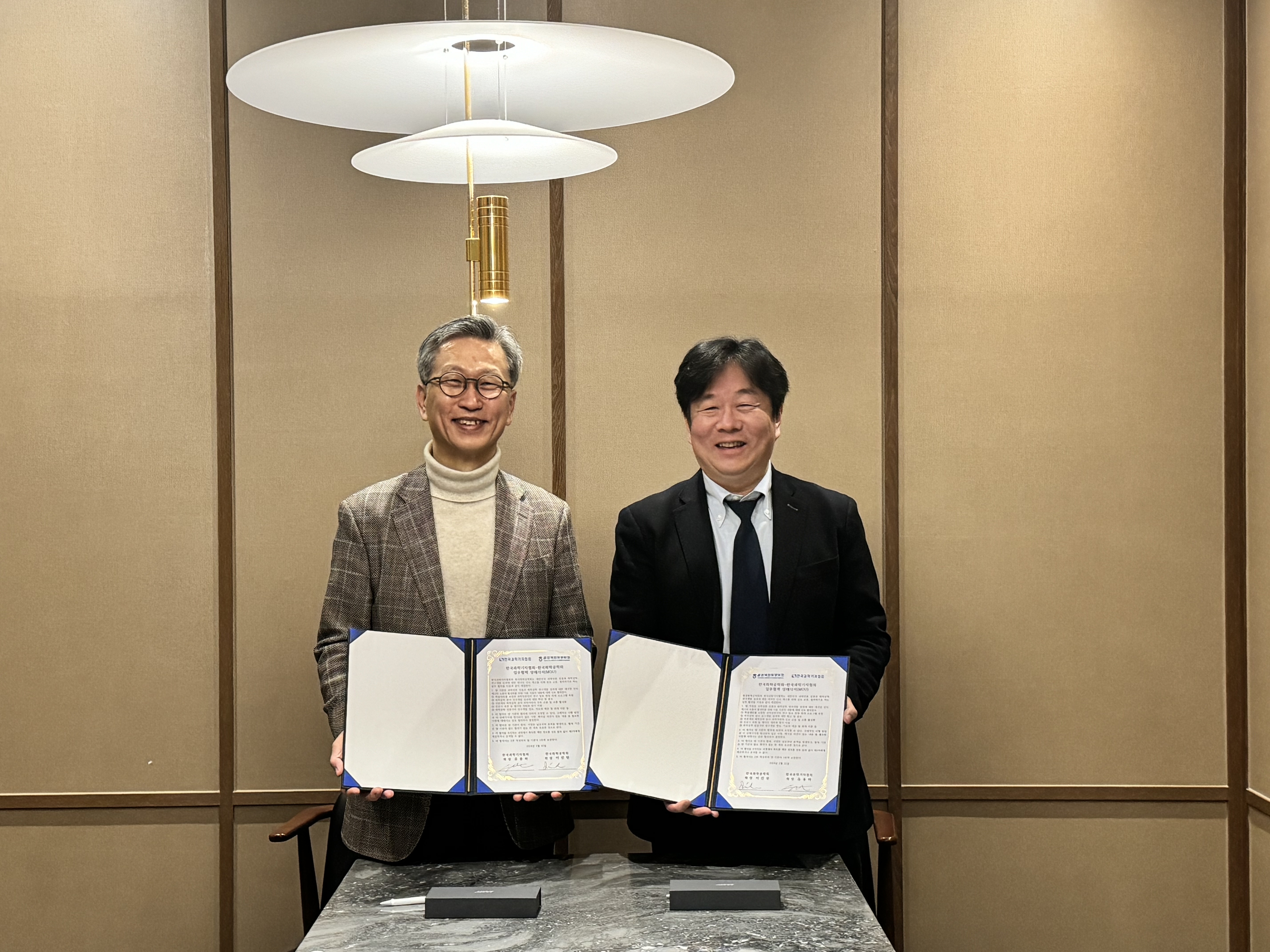 이진원(왼쪽) 한국화학공학회 회장과 유용하 한국과학기자협회 회장이 22일 업무협약을 맺고 기념촬영을 하고 있다.   한국과학기자협회 제공