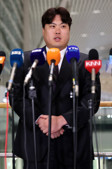 한화 이글스와 계약하며 12년만에 한국프로야구 KBO리그로 돌아오는 류현진이 23일 오전 인천국제공항 제2여객터미널에서 한화 2차 캠프 합류를 위해 일본으로 출국하기 전 취재진 질문에 답하고 있다. 2024.2.23 연합뉴스