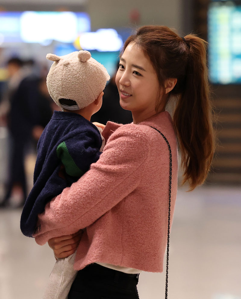 12년 만에 친정팀 한화 이글스로 복귀한 류현진의 아내 배지현 아나운서가 23일 오전 인천국제공항 제2여객터미널을 통해 일본 오키나와로 출국하는 류현진을 배웅하고 있다. 2024.2.23 뉴스1