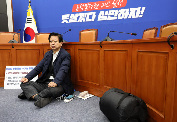 23일 국회 더불어민주당 당대표회의실에서 사실상 컷오프(공천배제)된 노웅래 의원이 단식 농성을 이틀째 이어가고 있다. 2024.2.23  연합뉴스