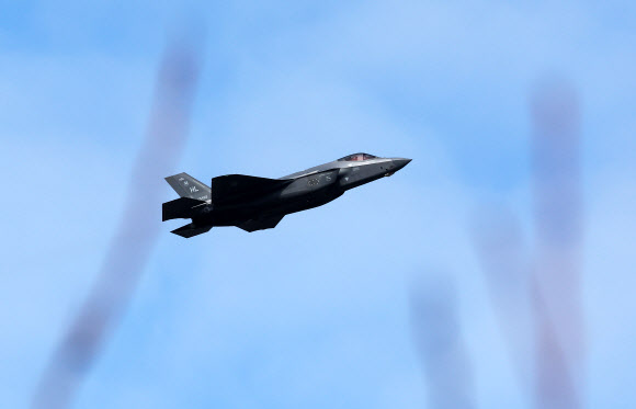 23일 오후 경기도 평택시 주한미공군 오산기지에서 미 공군 F-35A 전투기가 이륙하고 있다.  한미 공군은 이날 양국의 5세대 스텔스 전투기 F-35A를 포함해 다수의 전투기가 참가하는 연합공중훈련을 실시했다. 2024.2.23  연합뉴스