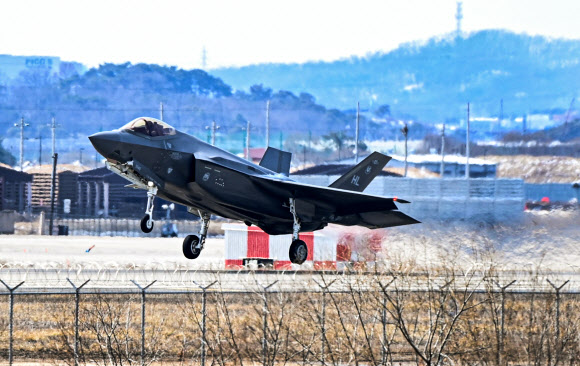 공군이 23일 한미 공군의 5세대 전투기인 F-35A를 포함해 F-15K, KF-16 등 다수의 전투기가 참가하는 연합공중훈련을 실시했다고 밝혔다. 사진은 훈련에 참가한 미 공군 F-35A가 오산기지에서 이륙하는 모습. 2024.2.23  공군 제공