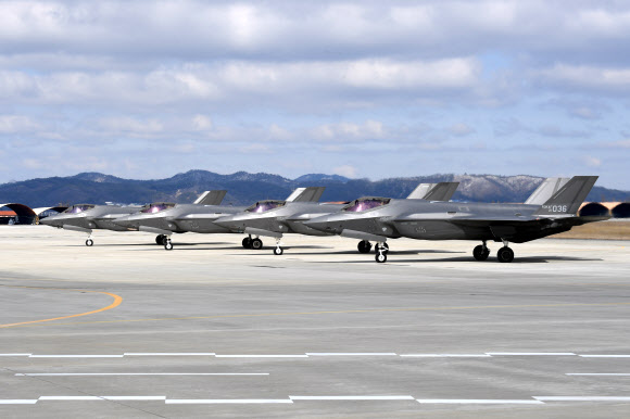 공군이 23일 한미 공군의 5세대 전투기인 F-35A를 포함해 F-15K, KF-16 등 다수의 전투기가 참가하는 연합공중훈련을 실시했다고 밝혔다. 사진은 훈련에 참가한 한국 공군 F-35A가 청주기지에서 이륙에 앞서 정대하는 모습. 2024.2.23  공군 제공
