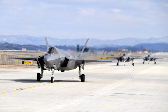 공군이 23일 한미 공군의 5세대 전투기인 F-35A를 포함해 F-15K, KF-16 등 다수의 전투기가 참가하는 연합공중훈련을 실시했다고 밝혔다. 사진은 훈련에 참가한 한국 공군 F-35A가 청주기지에서 이륙을 위해 유도로 위를 활주하는 모습. 2024.2.23  공군 제공