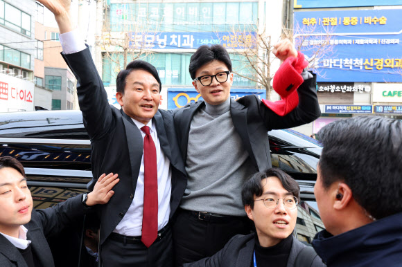 국민의힘 한동훈 비상대책위원장이 23일 오후 인천 계양구 계양산전통시장을 방문해 계양을 원희룡 후보와 함께 시민들에게 인사하고 있다. 2024.2.23  연합뉴스