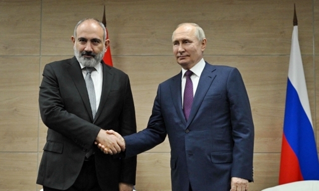 블라디미르 푸틴 러시아 대통령이 9일 (현지시간) 소치에서 니콜 파시냔 아르메니아 총리와 만나 악수를 하고 있다. 2023.6.10 AFP 뉴스1