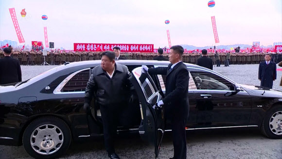 김정은 북한 국무위원장이 지난 23일 화성지구 1만세대 살림집(주택) 3단계 건설 착공식에 참석했다고 조선중앙TV가 24일 보도했다. 김 위원장이 검은색 마이바흐 차량에서 내리고 있다. 2024.2.24. 조선중앙TV 화면·연합뉴스