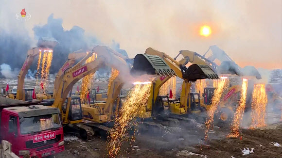 김정은 북한 국무위원장이 참석한 가운데 지난 23일 화성지구에서 1만세대 살림집(주택) 3단계 건설 착공식이 열렸다고  조선중앙TV가 24일 보도했다. 2024.2.24. 조선중앙TV 화면·연합뉴스