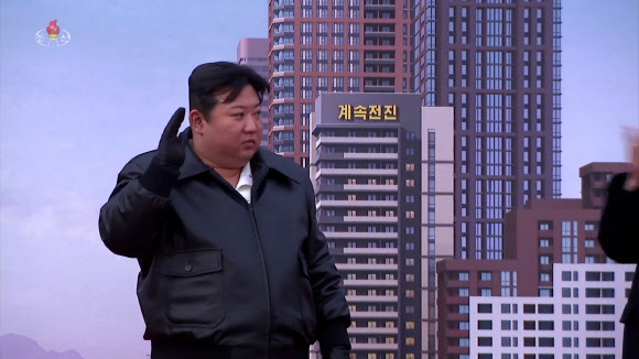 김정은 북한 국무위원장이 지난 23일 화성지구 1만세대 살림집(주택) 3단계 건설 착공식에 참석해 발파 단추를 눌렀다고 조선중앙TV가 24일 보도했다. 2024.2.24. 조선중앙TV 화면·연합뉴스