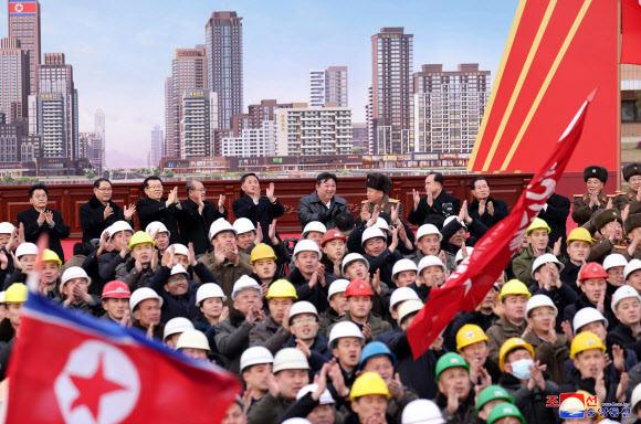 북한 김정은 국무위원장이 참석한 가운데 평양시 1만세대 살림집건설 사업인 3단계 건설착공식이 23일에 진행되었다고 조선중앙통신이 24일 보도했다.2024.2.24. 평양 조선중앙통신·연합뉴스