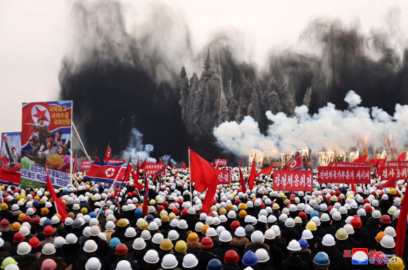 북한 김정은 국무위원장이 참석한 가운데 평양시 1만세대 살림집건설 사업인 3단계 건설착공식이 23일에 진행되었다고 조선중앙통신이 24일 보도했다.2024.2.24. 평양 조선중앙통신·연합뉴스