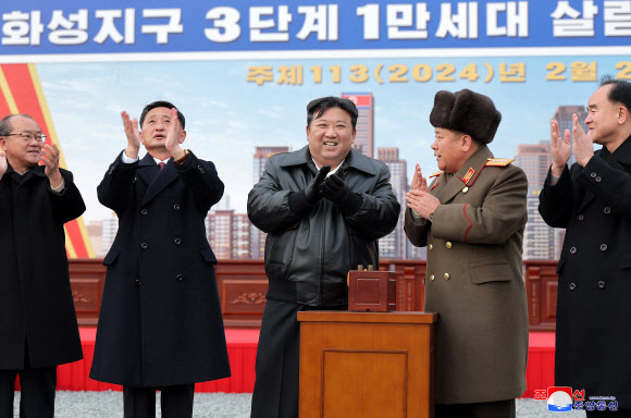 북한 김정은 국무위원장이 참석한 가운데 평양시 1만세대 살림집건설 사업인 3단계 건설착공식이 23일에 진행되었다고 조선중앙통신이 24일 보도했다.2024.2.24. 평양 조선중앙통신·연합뉴스
