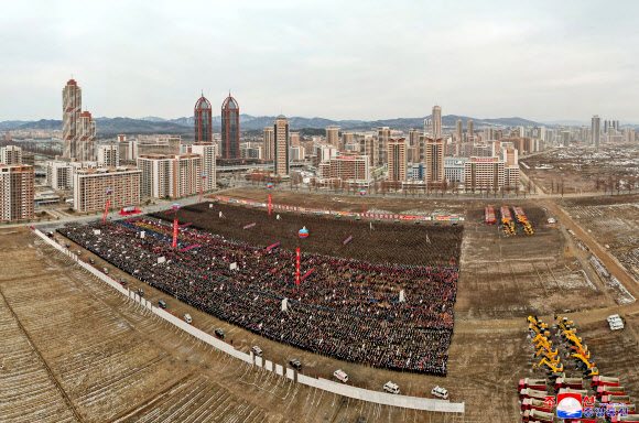 북한 김정은 국무위원장이 참석한 가운데 평양시 1만세대 살림집건설 사업인 3단계 건설착공식이 23일에 진행되었다고 조선중앙통신이 24일 보도했다.2024.2.24. 평양 조선중앙통신·연합뉴스