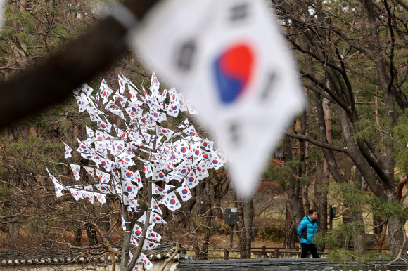 24일 서울 용산구 효창공원 일대에 제105주년 3?1절 기념 태극기 거리가 마련돼있다. 2024.2.24 연합뉴스