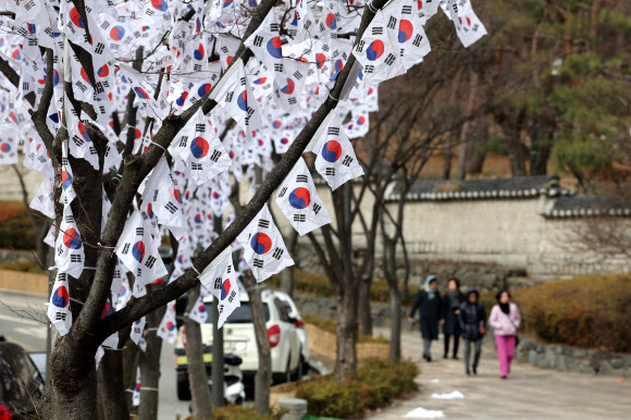 24일 서울 용산구 효창공원 일대에 제105주년 3?1절 기념 태극기 거리가 마련돼있다. 2024.2.24 연합뉴스