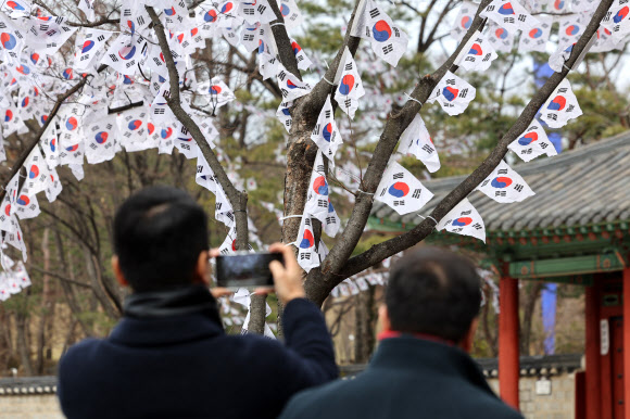 24일 서울 용산구 효창공원 일대에 제105주년 3?1절 기념 태극기 거리가 마련돼있다. 2024.2.24 연합뉴스