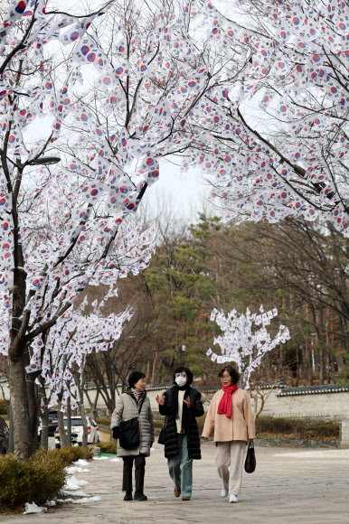 24일 서울 용산구 효창공원 일대에 제105주년 3?1절 기념 태극기 거리가 마련돼있다. 2024.2.24 연합뉴스