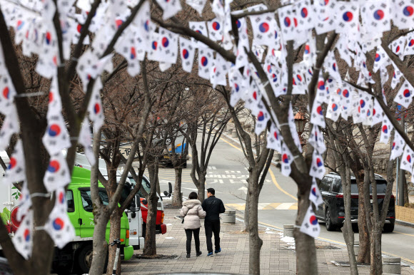 24일 서울 용산구 효창공원 일대에 제105주년 3?1절 기념 태극기 거리가 마련돼있다. 2024.2.24 연합뉴스