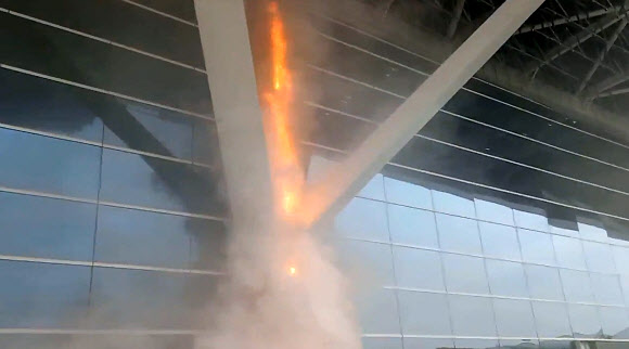 24일 오후 3시 10분께 인천국제공항 제2여객터미널 3층 출국장 1번 게이트 외부 기둥에서 불이 나 소방대원들이 진화작업을 벌이고 있다. 2024.2.24. 인천소방본부 제공