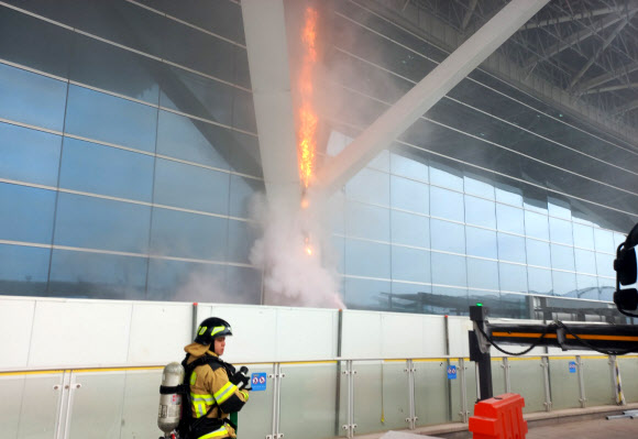 24일 오후 3시 10분께 인천국제공항 제2여객터미널 3층 출국장 1번 게이트 외부 기둥에서 불이 나 소방대원들이 진화작업을 벌이고 있다. 2024.2.24. 인천소방본부 제공