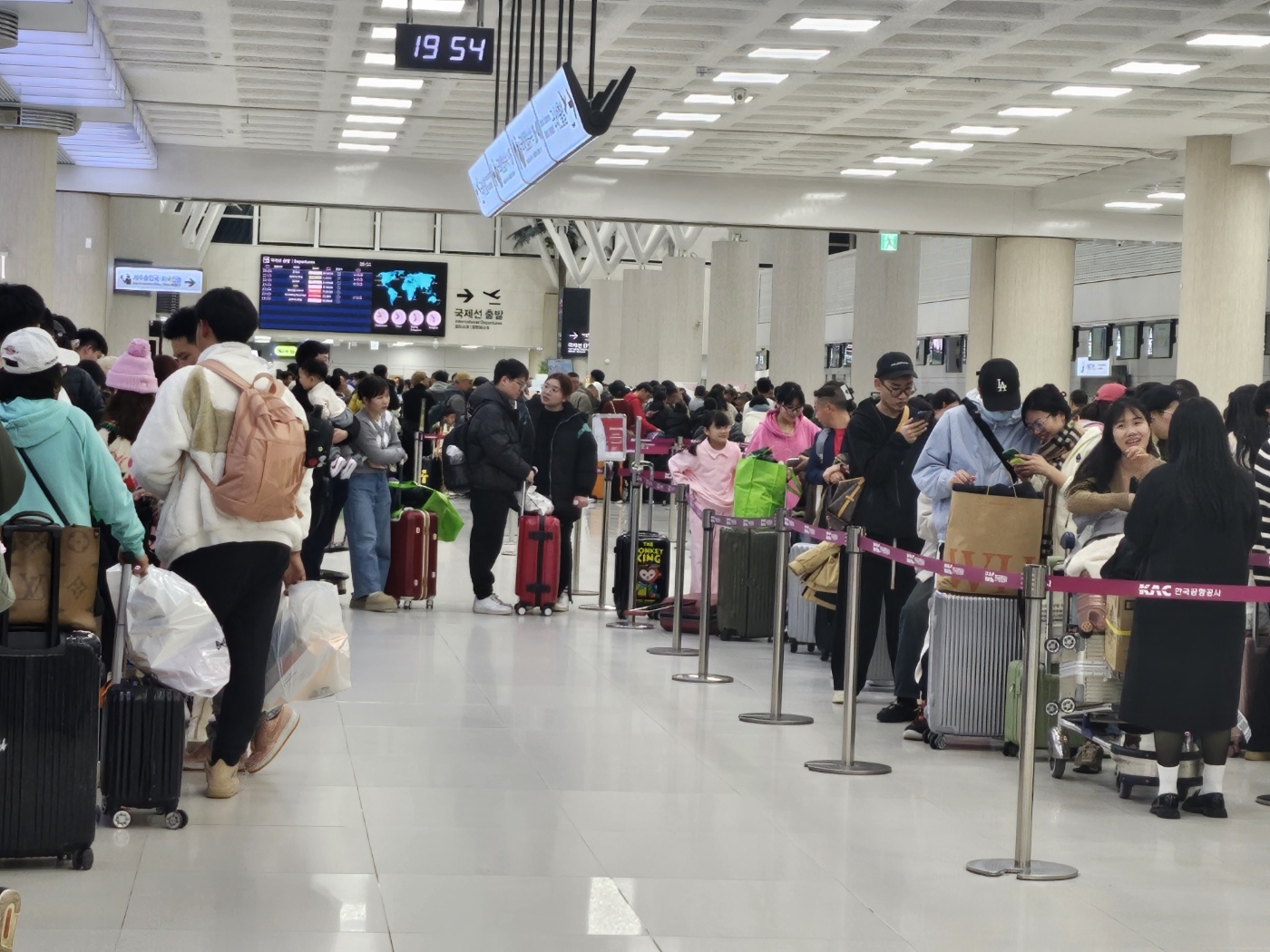 설 연휴가 지난 14일 제주공항 국제선 출국장 앞이 중국인 등 외국인 관광객이 수속을 밟기 위해 긴 행렬이 이어지고 있다. 제주 강동삼 기자