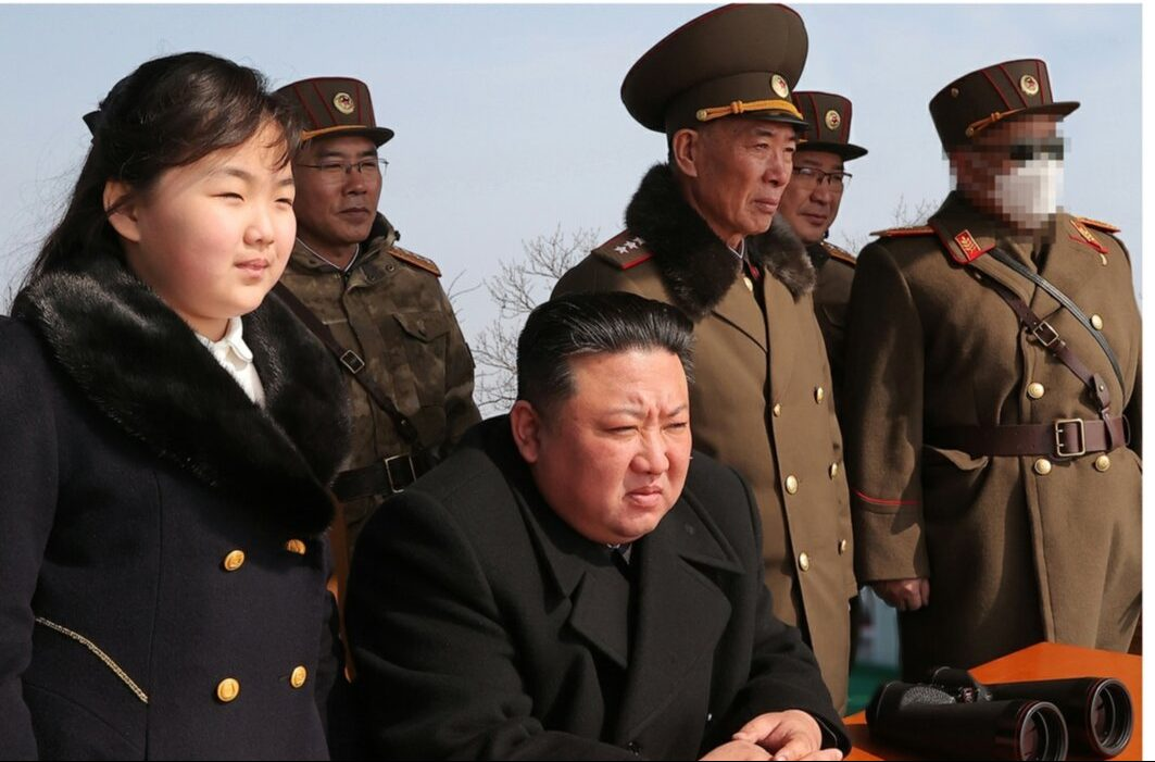 2023년 3월 미사일 발사 훈련장에서 김주애(왼쪽)와 김정은 북한 국무위원장.