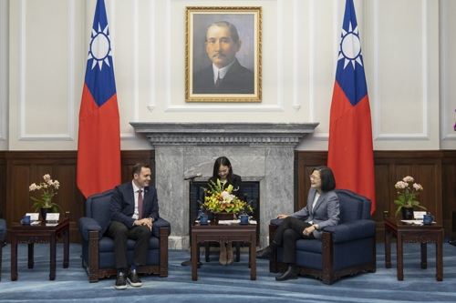 마이크 갤러거(왼쪽) 미 하원 중국위원장이 22일 차이잉원 대만 총통과 회담하며 대만에 대한 지원 의사를 표명하고 있다. 타이베이 AP 연합뉴스