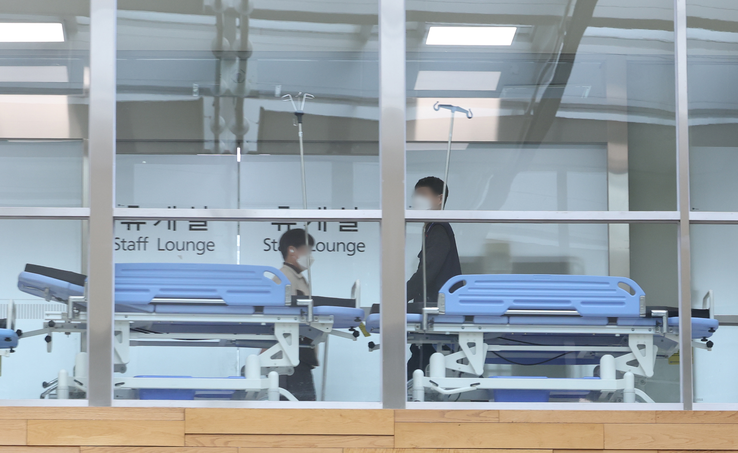 정부의 의대 정원 증원 정책에 반발한 전공의들이 집단 행동을 이어가고 있는 25일 오전 한 의료인이 서울 시내 한 대형병원 중환자실로 향하고 있다. 연합뉴스