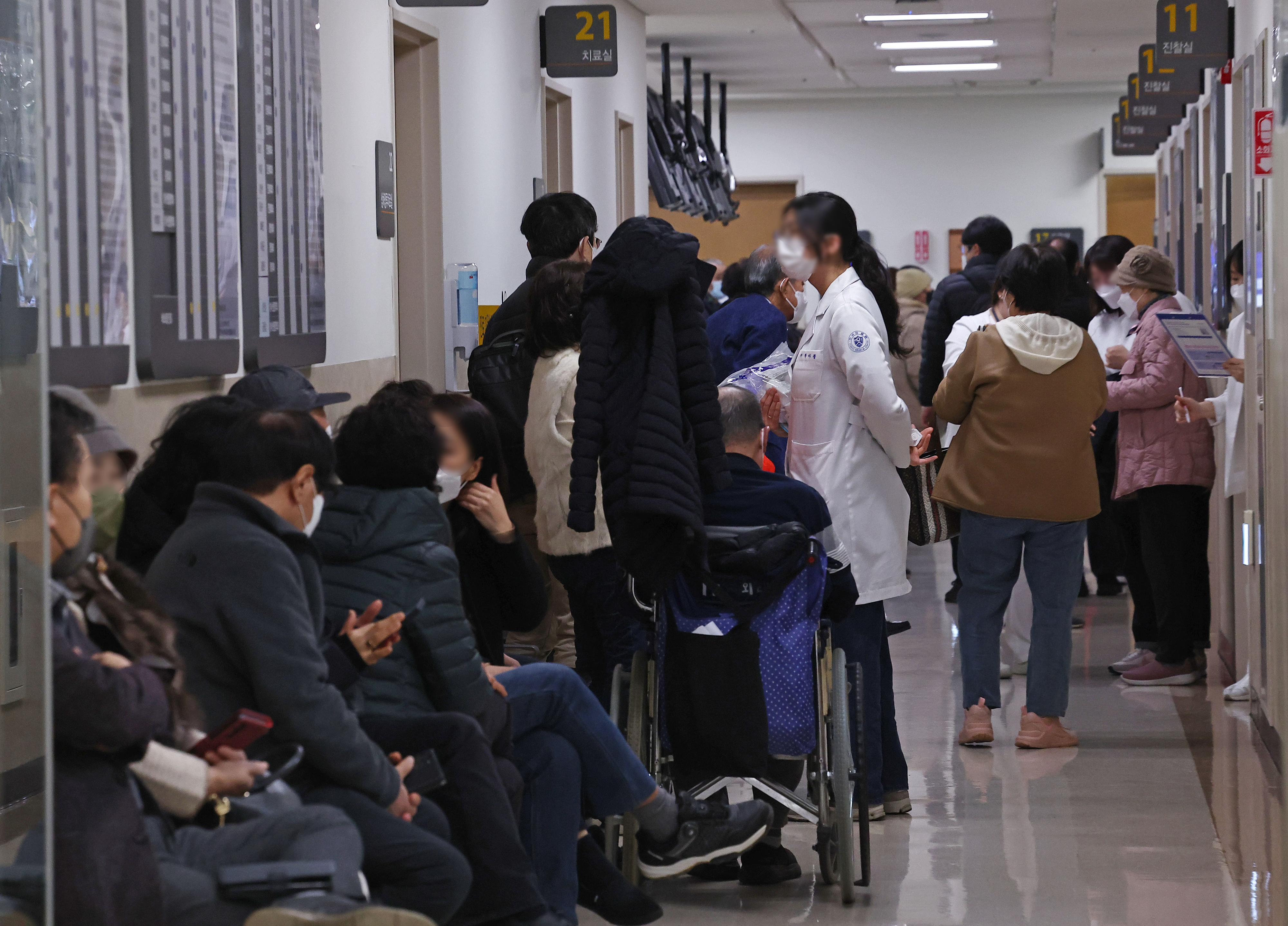 20일 오전 서울의 한 대학병원 진료실 앞에서 한 의사가 진료를 보러온 환자들을 살피고 있다. 2024.2.20 연합뉴스