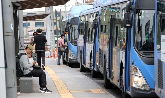 8년 만에 서울 시내버스 기본요금이 300원 오른 지난해 8월 서울역 버스환승센터에서 시민들이 시내버스를 이용하고 있다. 뉴스1