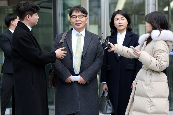 질문에 답하는 김혜경 씨 측 김칠준 변호사