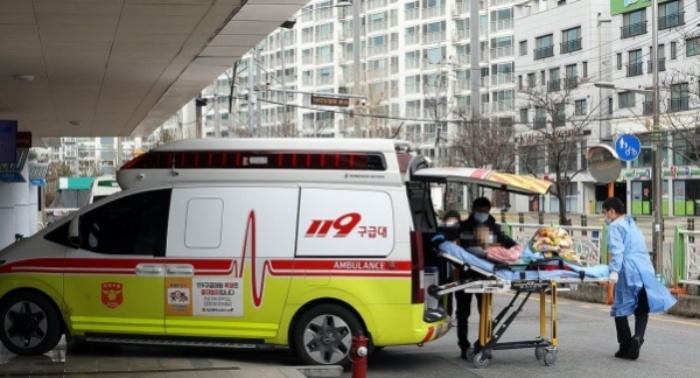 전공의 집단이탈 나흘째인 24일 오전 119 구급대가 대전권 상급종합병원인 충남대병원 응급의료센터로 중증 환자를 이송하고 있다. 연합뉴스