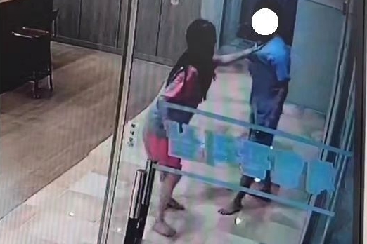 찜질방을 이용하던 여성 고객이 여자화장실에서 불법 촬영하던 남성 멱살을 붙잡고 경찰이 오기까지 기다리고 있는 모습.  인스타그램 캡처