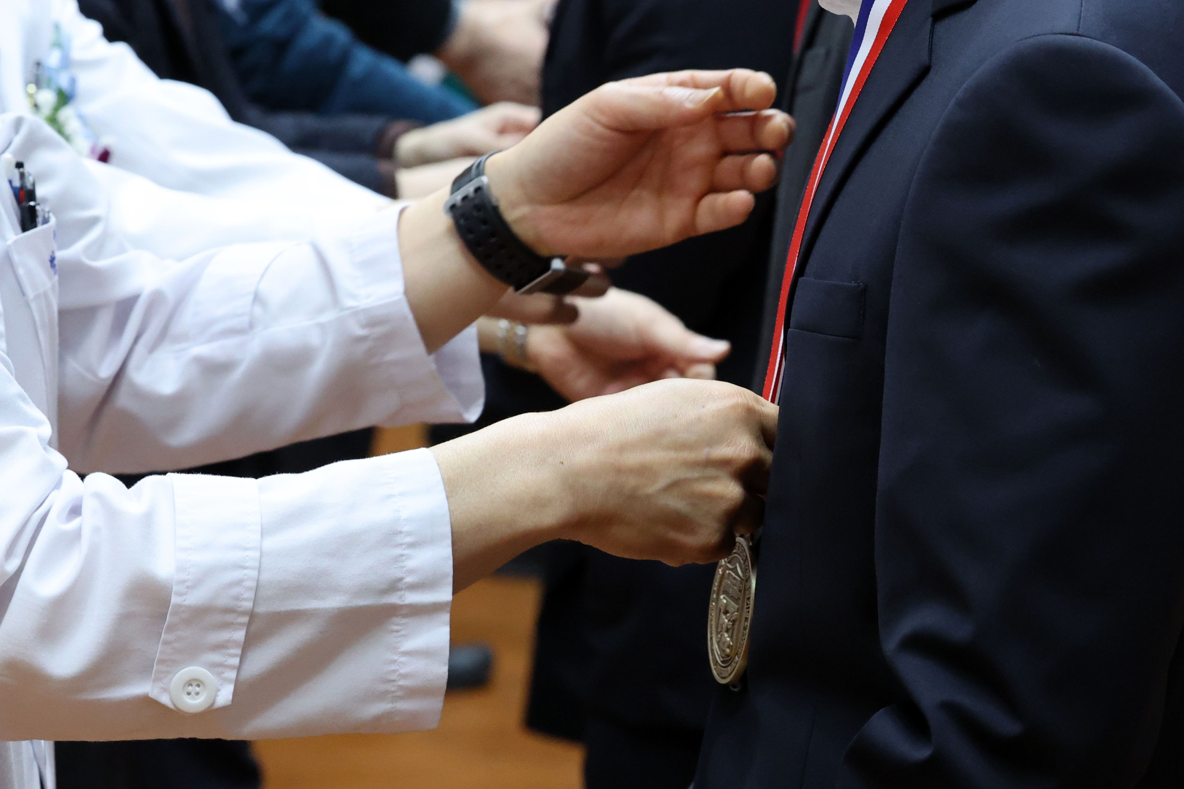 23일 오전 광주 동구 학동 전남대학교 의과대학 명학회관에서 열린 학위수여식에서 교수들이 제자들에게 기념 메달을 걸어주고 있다. 연합뉴스