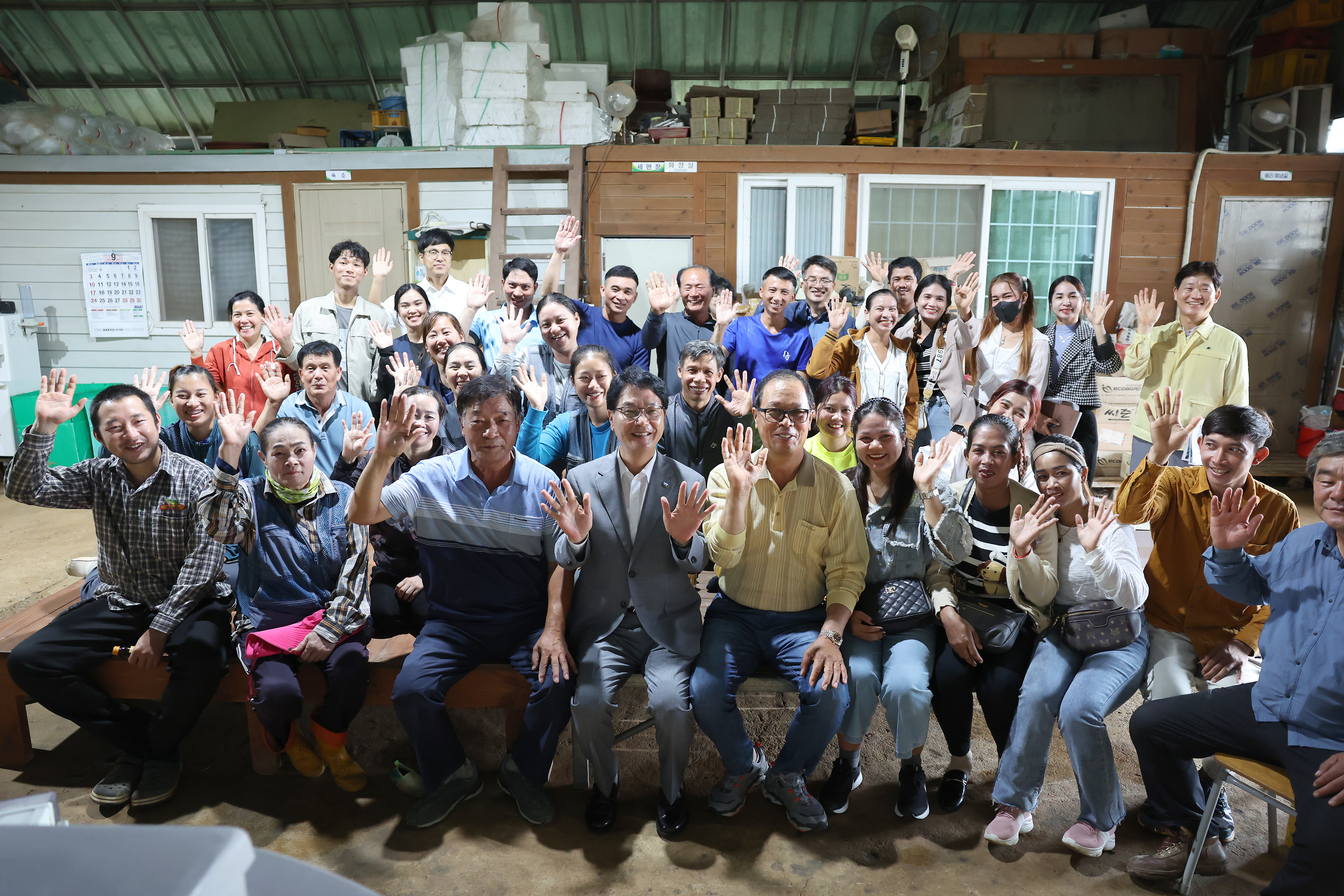 심덕섭 고창군수(가운데)는 지난해 외국인계절근로자들이 거주하는 농가 등을 찾아 이들을 격려하고 지원 확대를 약속했다. 고창군 제공